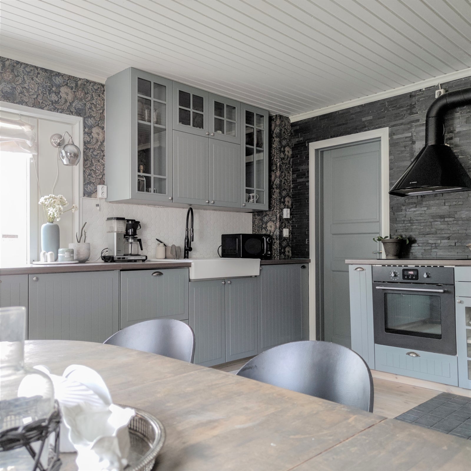 1111_Harmaaksi_maalattu_keittio_frenchic_gentlemes_club_18