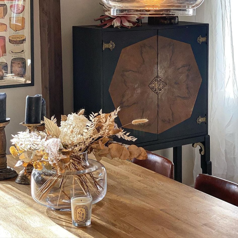 Mustaksi maalattu aamiaiskaappi tuunaus Frenchic sarjan maaleilla.