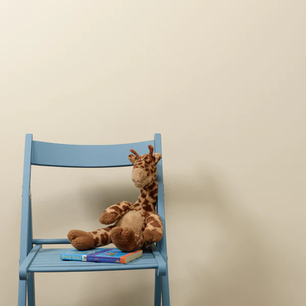 Crème de la Crème on Lazy Range -sarjan lämmin ja ajaton luonnonvalkoinen kalustemaali, jota pidetään yhtenä kauneimmista kermanvalkoisista klassikoista. Sävy on pehmeä, harmoninen ja helposti yhdisteltävä, se tuo tilaan valoa ilman kylmyyttä ja säilyttää tasapainoisen ilmeensä eri valaistuksissa.
Lazy Range -maalille ominainen tasoittuva koostumus tekee maalaamisesta helppoa ja lopputuloksesta poikkeuksellisen sileän.