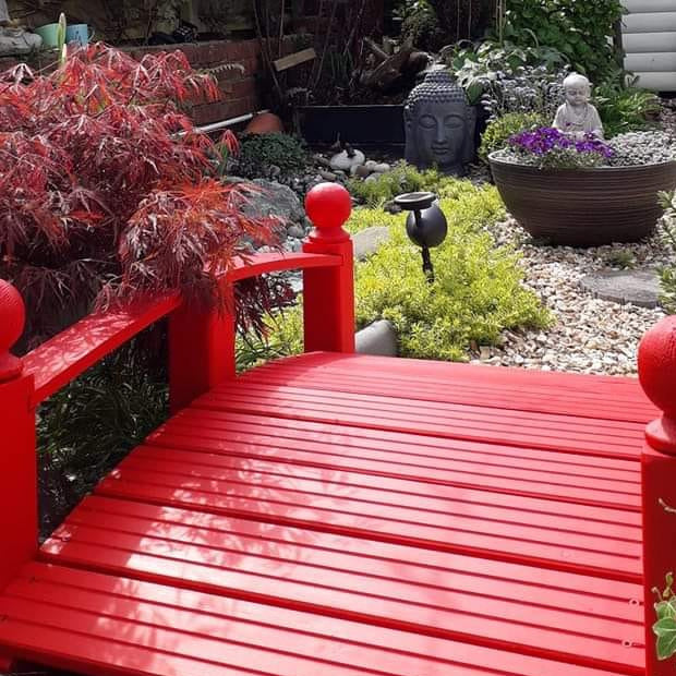 Punanen säänkestävä kalustemaali Al Fresco.