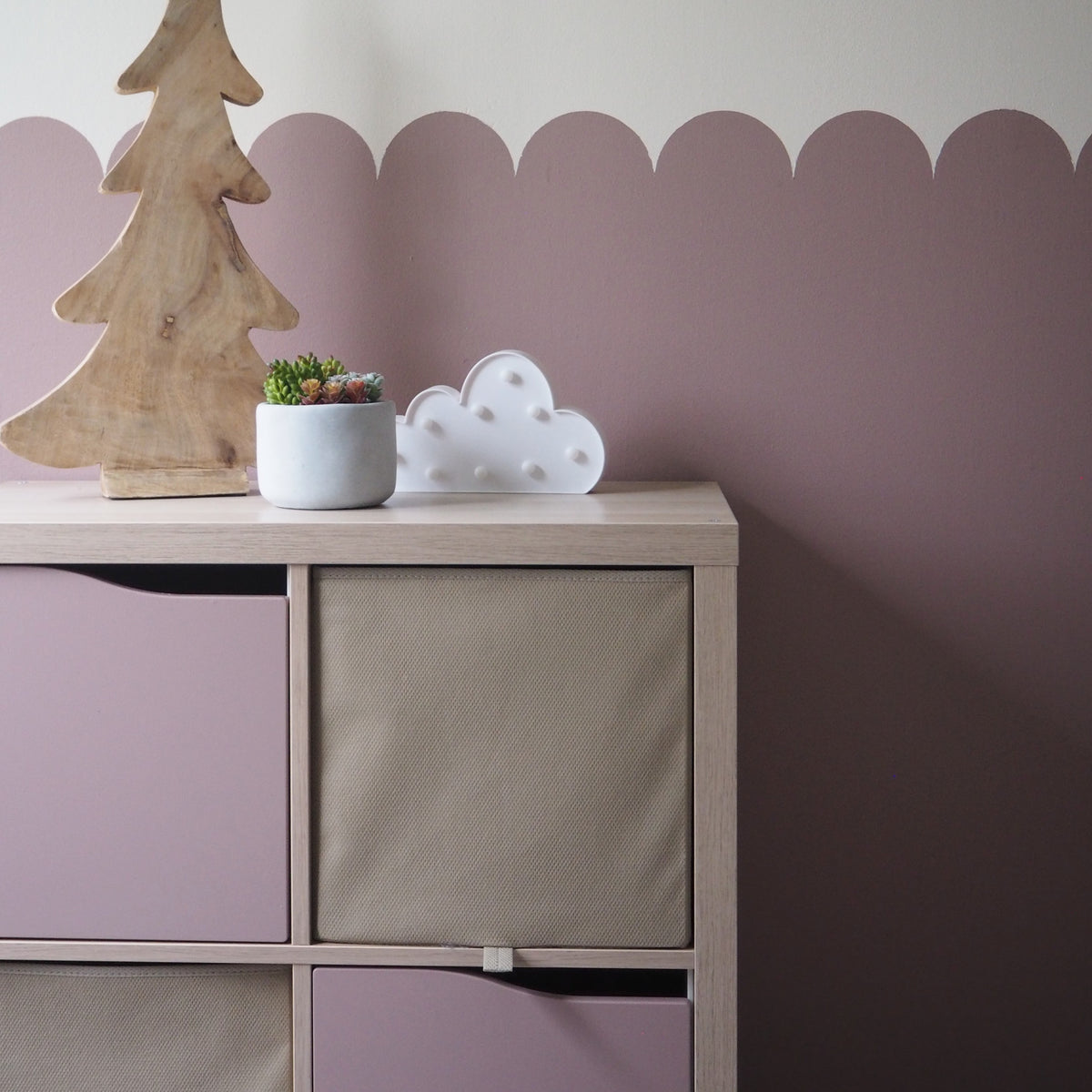 Ikea hyllyn maalaus onnistuu hyvin kestävillä Frenchic maaleilla. Kuvassa puuterinen vanha roosa sävy Last Dance.