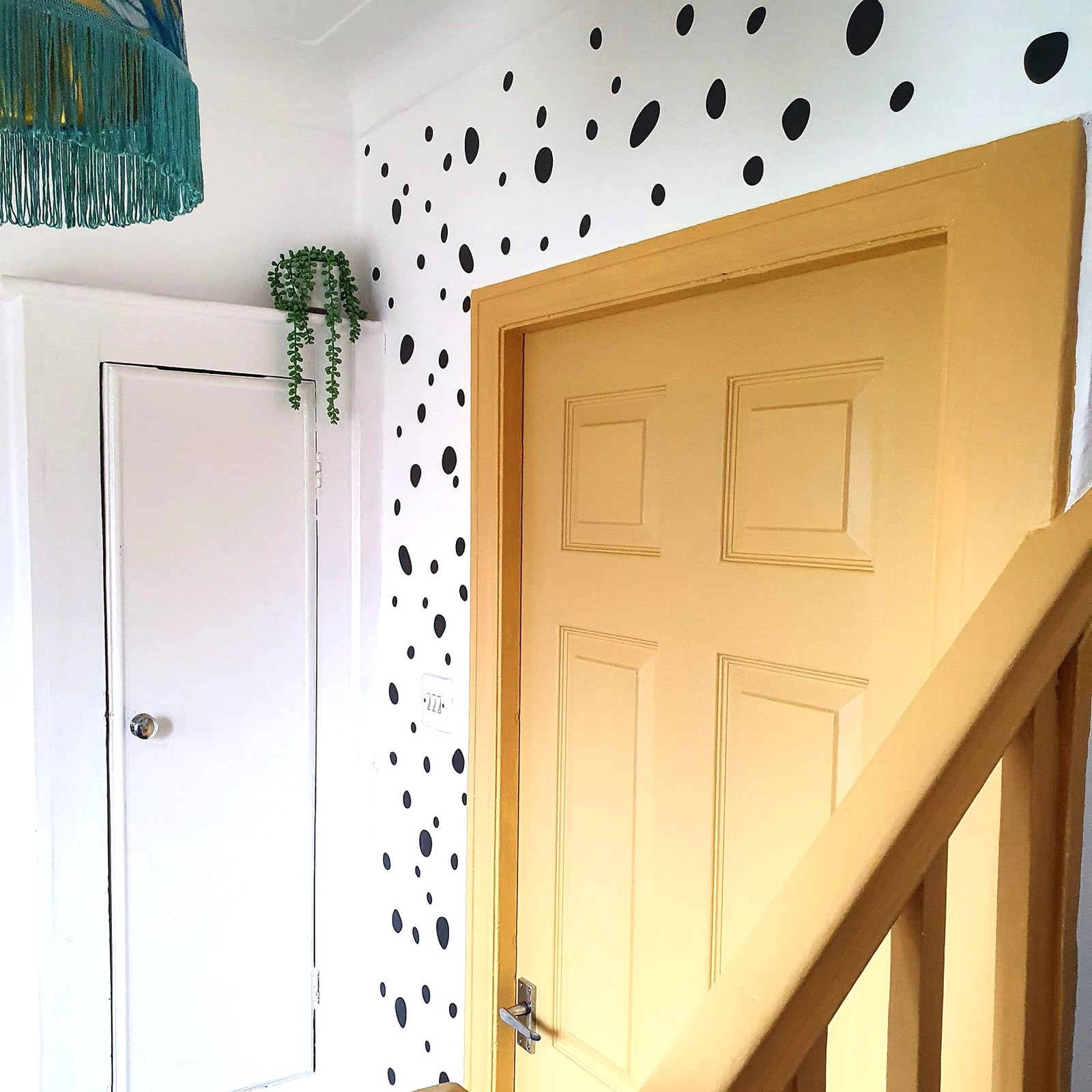 Keltainen_maalattu_ovi_ja_portaat_Frenchic