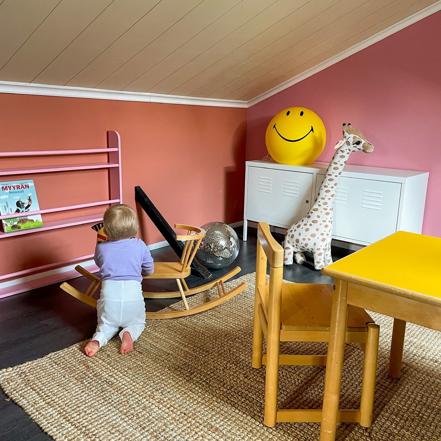 LASTENHUONEEN MAALATUT SEINÄT MACAROONS SÄVY.