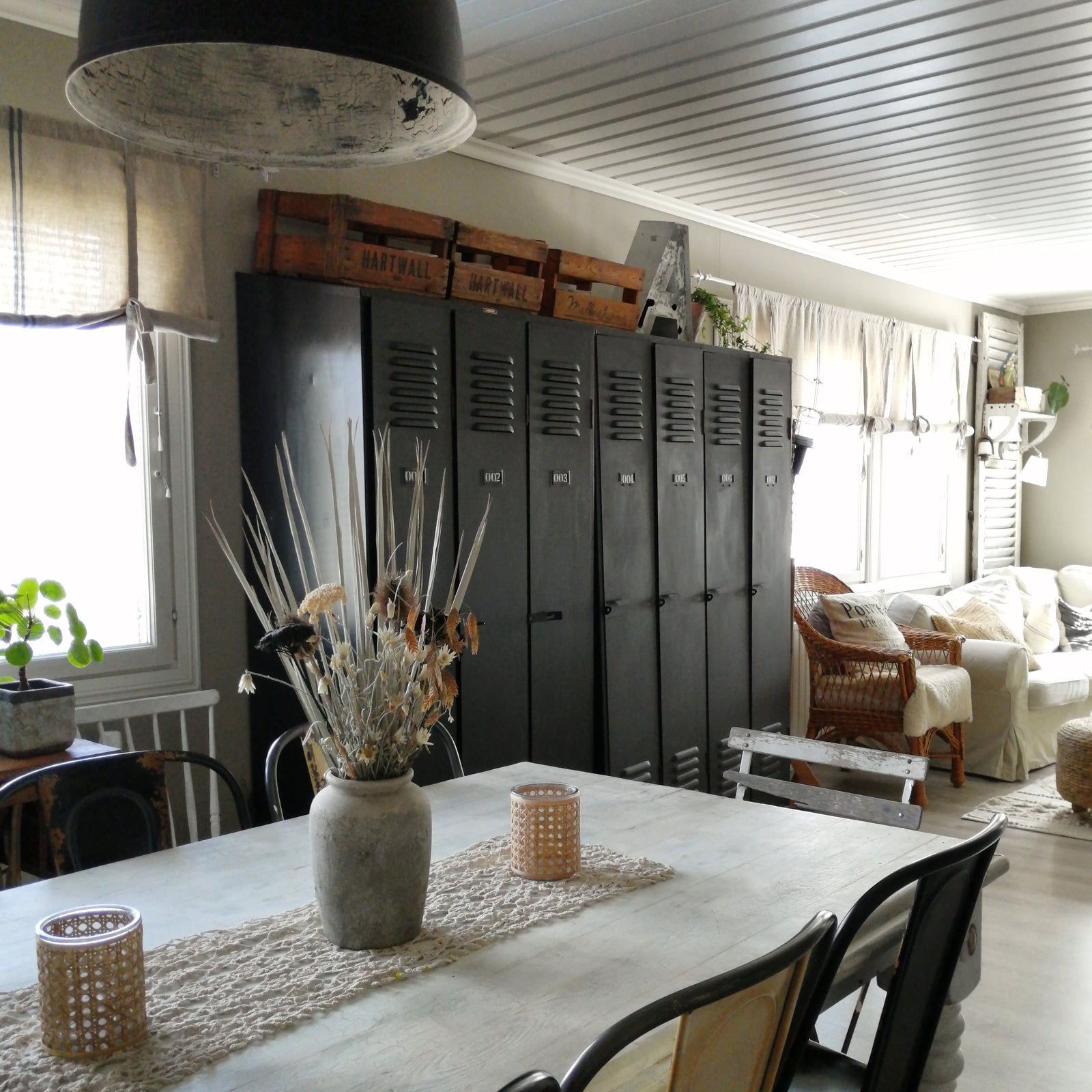 Mattamusta_peltikaappi_Blackjack_Frenchic_Paint_Finland_122