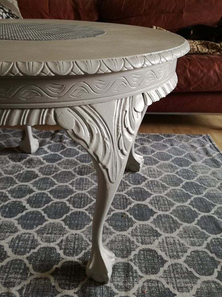 Pellavan sävyinen kalustemaali.