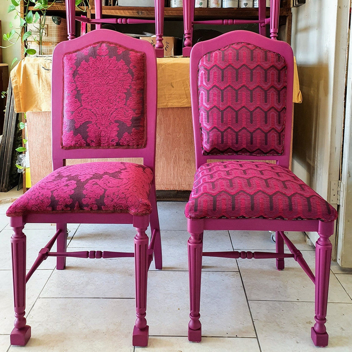 Violetti kalustemaali Frenchic sarjasta.