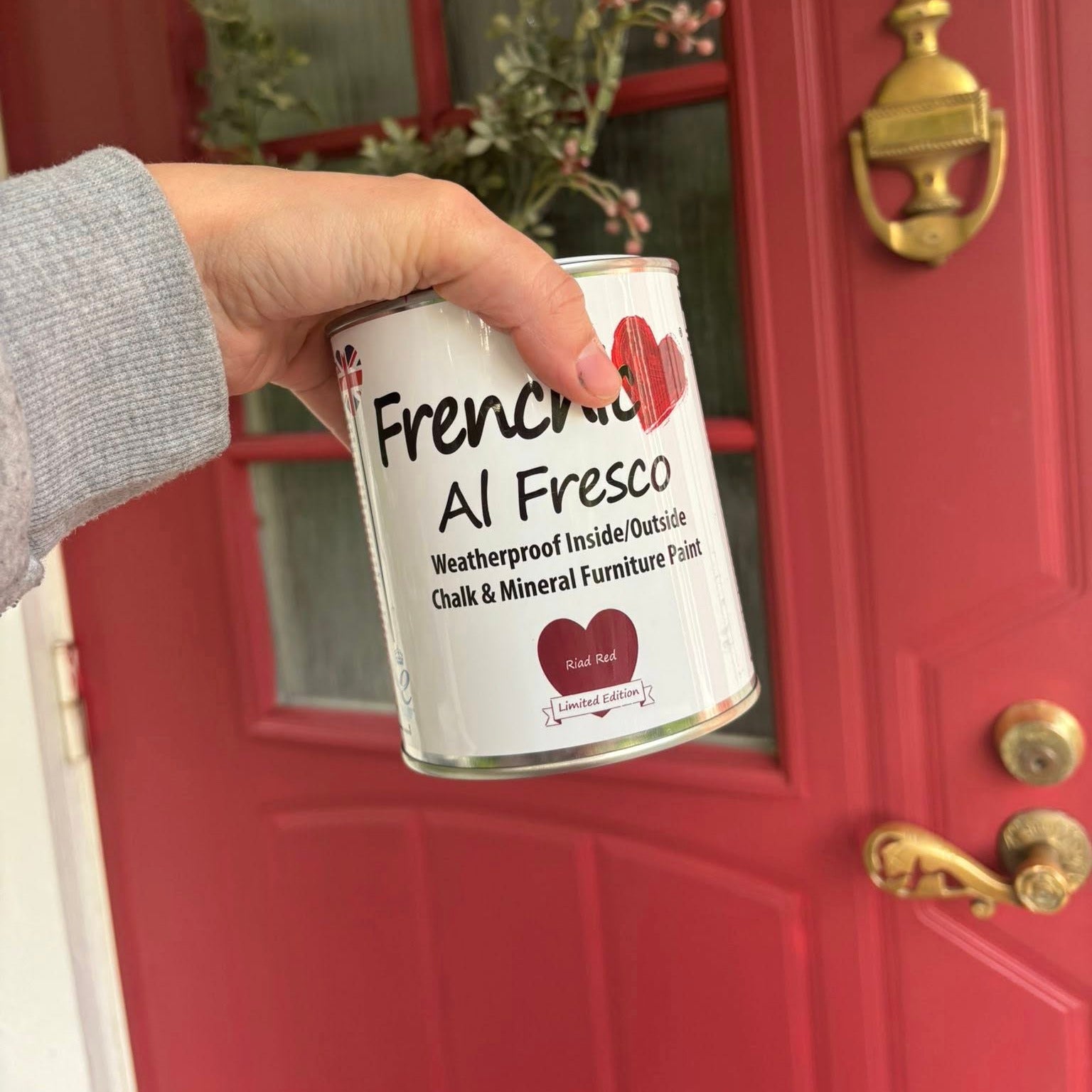 Ovi maaliksi kestävä Al Fresco ja punainen Riad red sävy.
