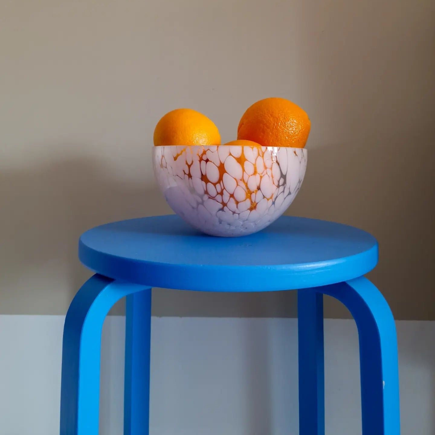 Sininen_jakkara_maalattu_Frenchic_Al_Fresco