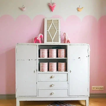 vaaleanpunainen lastenhuoneen seinä.