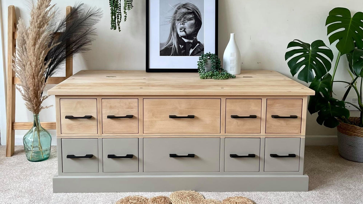 Kestävä kalustemaali Frenchic , beige Salt of the Eart sävy.