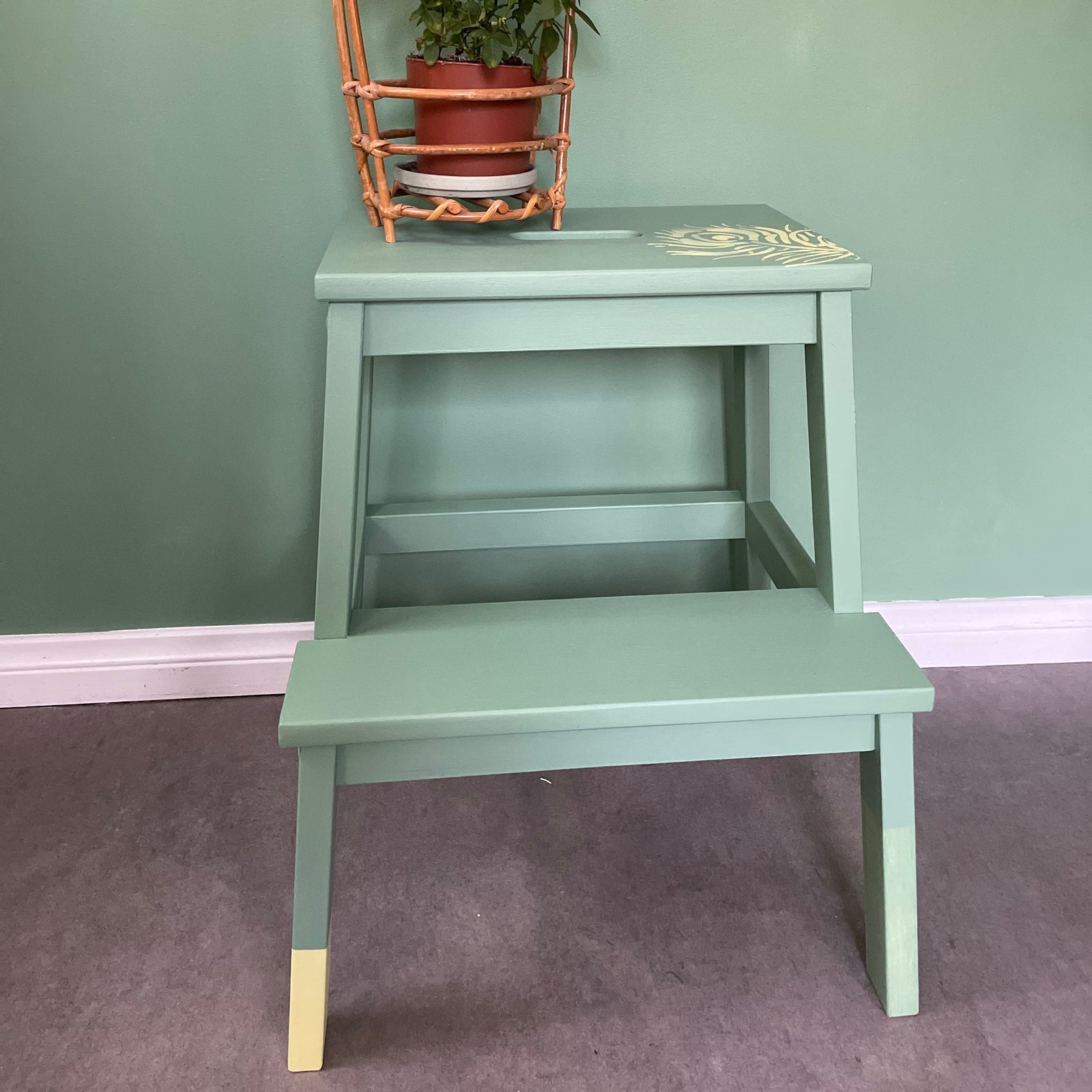 vihreä maalattu ikea jakkara.