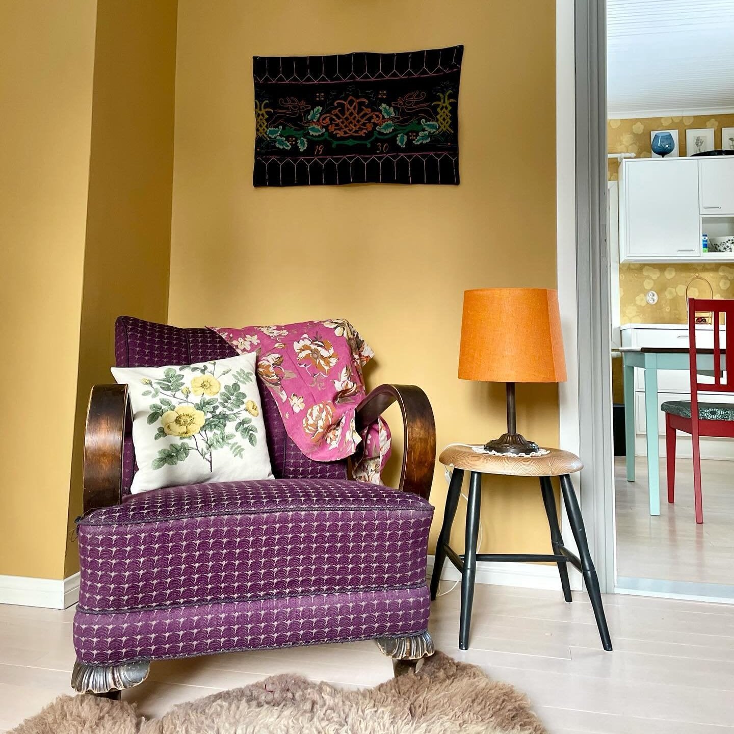 KELTAISEKSI MAALATTU SEINÄ.