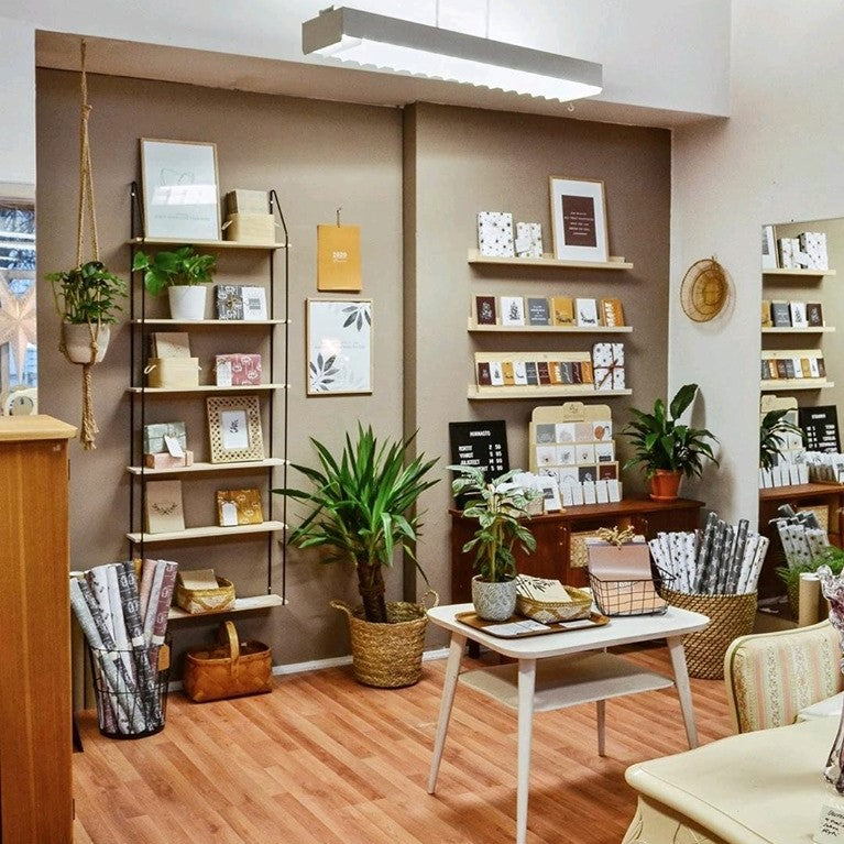 Paperikaupan myymälän seinät maalattu maitokahvin ruskealla Frenchic seinämaalilla.