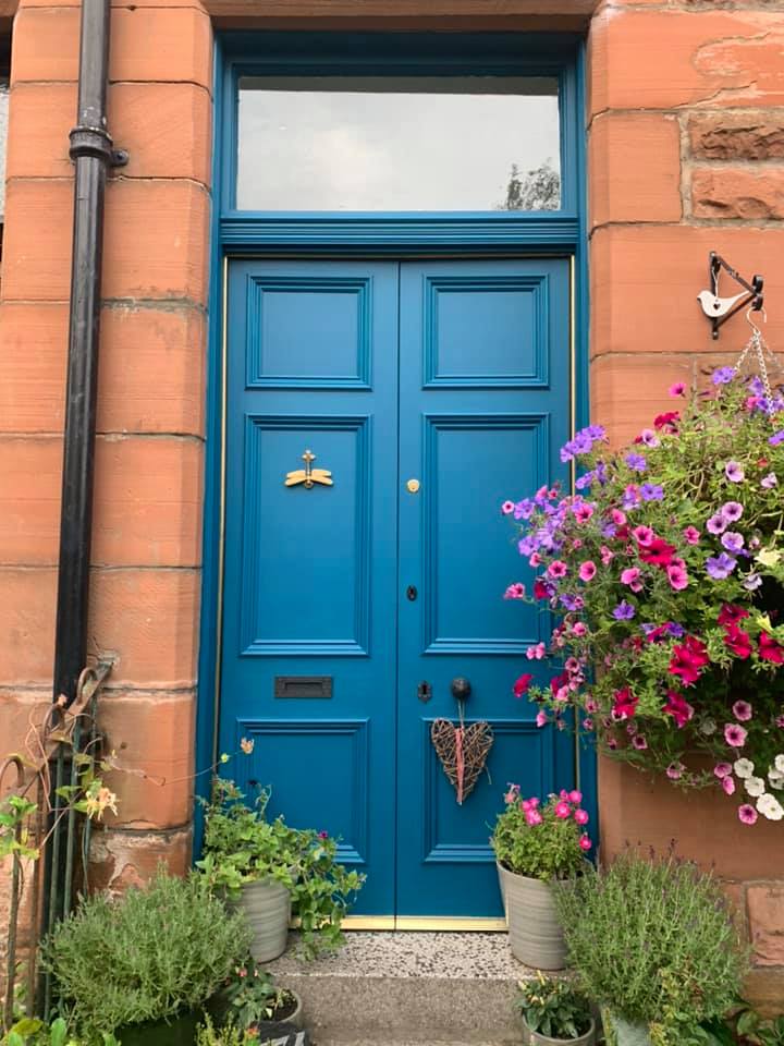 Etsitkö vahvaa ja aitoa petroolinsinistä maalia? Steel Teal on yksinkertaisesti upein petroolin sävyinen maali, joka sopii perinteisestä moderniin sisustukseen täydellisesti!