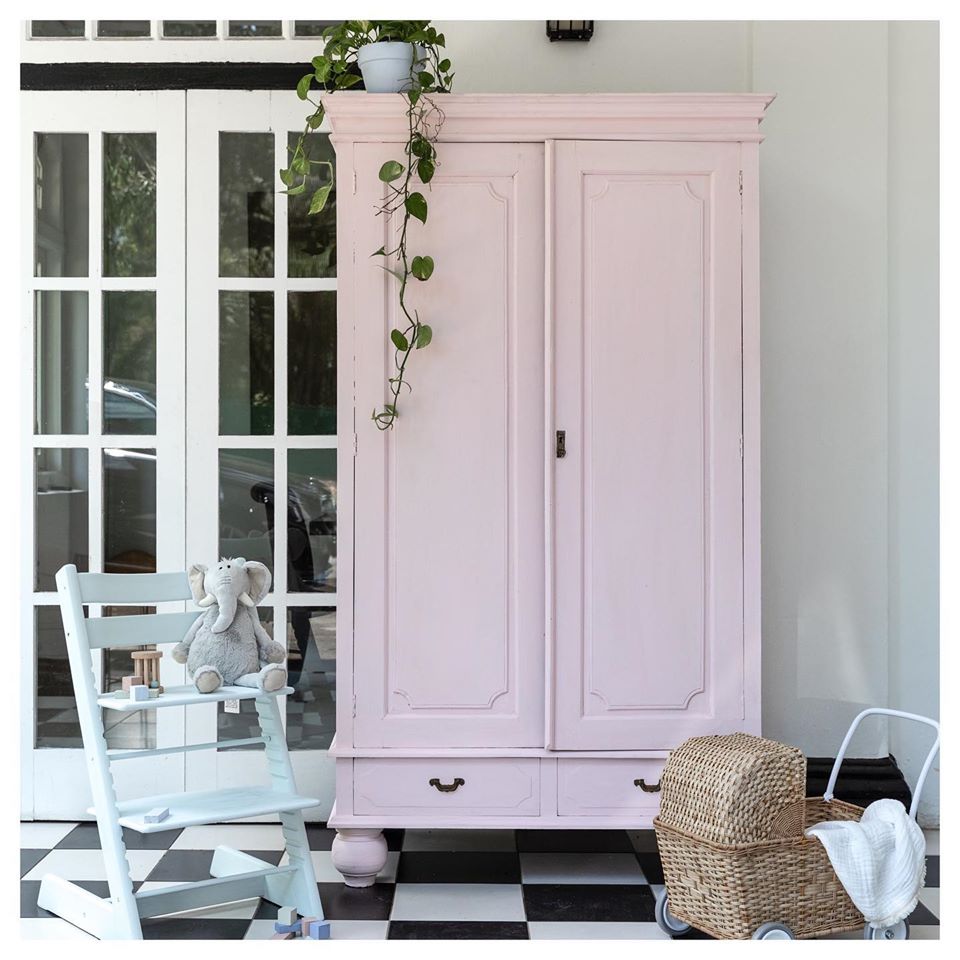 Vaaleanpunainen vanha maalattu vaatekaappi ja Stokke syöttötuoli Frenchic sarja.