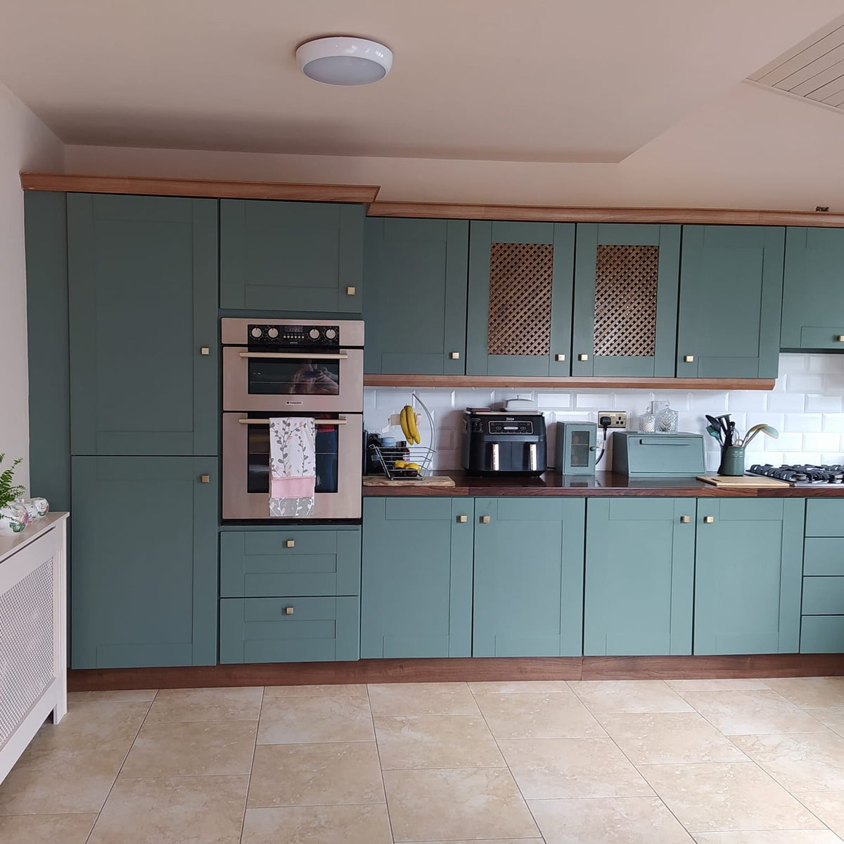 Eucalyptuksen vihreä maali sävy Steaming Green on Rento vihreä, jossa on jotain tuttua ja perinnetunnelmallista. Erittäin monipuolinen sävy, joka sopii hyvin sekä nykyaikaisiin että perinteisiin tiloihin.