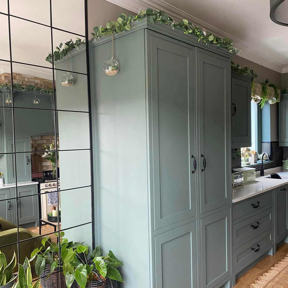 Steaming Green maliväri on trendikäästi savuinen ja sammutettu vihreä sävy. Rento vihreä, jossa on jotain tuttua ja perinnetunnelmallista.