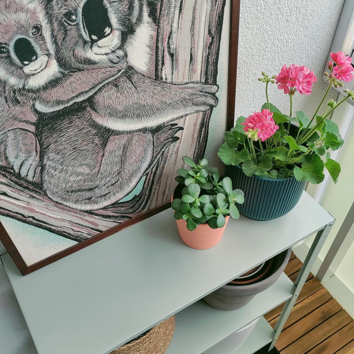 Vihreäksi maalattu hylly Frenchic sarjan maaleilla.