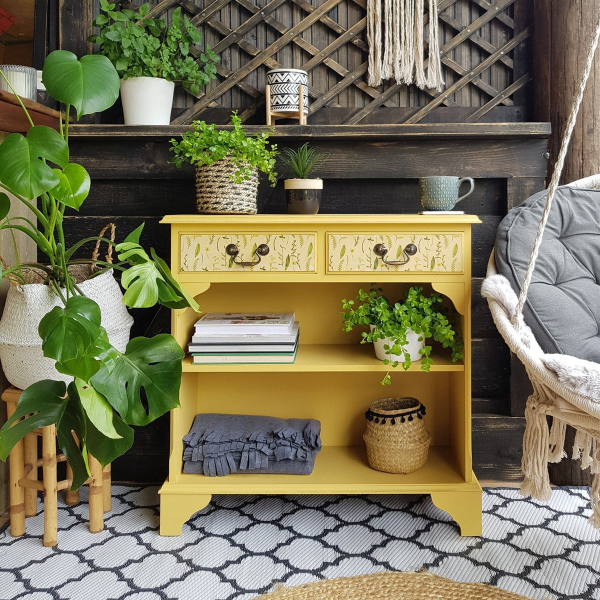 Perinne keltaiseksi maalattu lipasto, maalina käytetty hot as mustard lazy range maali.