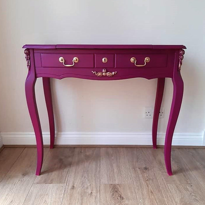 Pöytä maalattu purpuran väriseksi käyttäen plum pudding lazy range maalia.