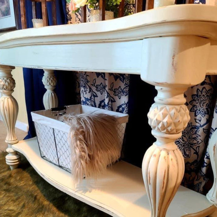 Valkoiseksi maalattu pöytä Frenchic kalustemaalilla.