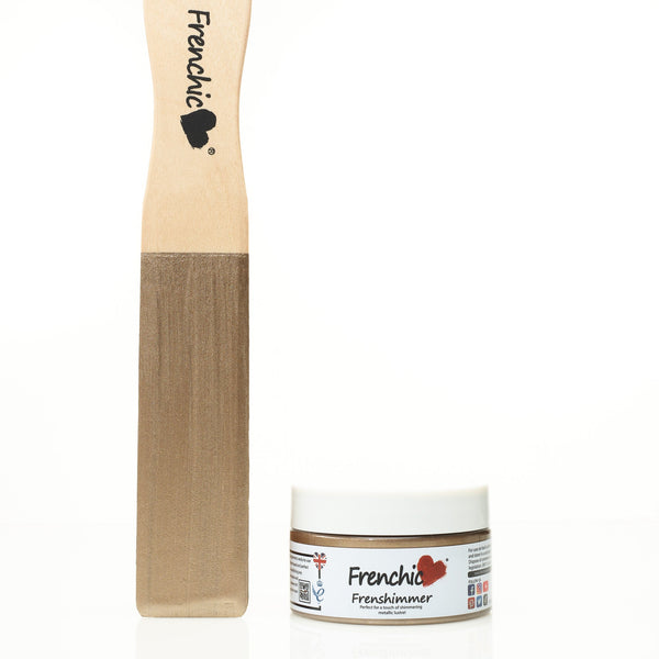 Sileä ja tiheäpigmenttinen valmis maali Frenshimmer on metalliväri, joka on suunniteltu lisäämään hohtoa ja patinaa projekteihisi! Hauska ja helppokäyttöinen upeiden tehosteiden luomiseen – korostaa yksityiskohtia, reunuksia, kahvoja, listoja ja paljon muuta.