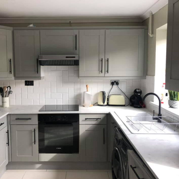 Spitfire harmaa on kalustemaalisävy Lazy Range Frenchic Paint sarjasta.