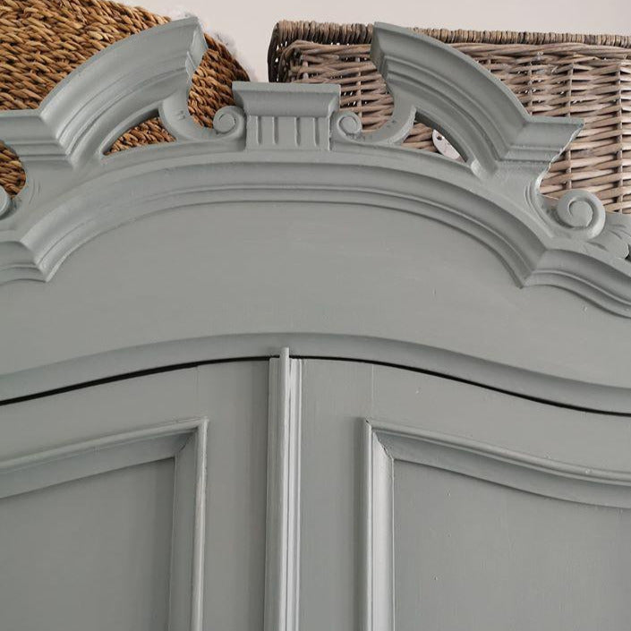 Kaappi maalattu siniharmaaksi käyttäen vahallista remonttimaalia Scotch Mist lazy range.