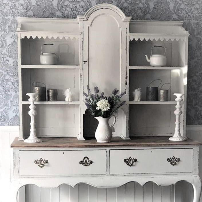 Wolf Whistle on helmenharmaa kalustemaalisävy Frenchic sarjasta.