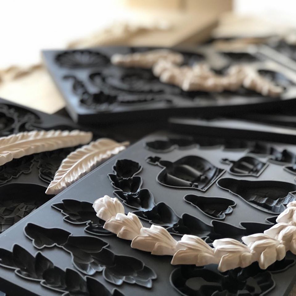 Silikonimuottien ansiosta voit itse luovasti muuttaa kalusteita ja muita pintoja, tehdä uniikkeja koruja, koristeita, puutöitä&nbsp; - ja paljon muuta!