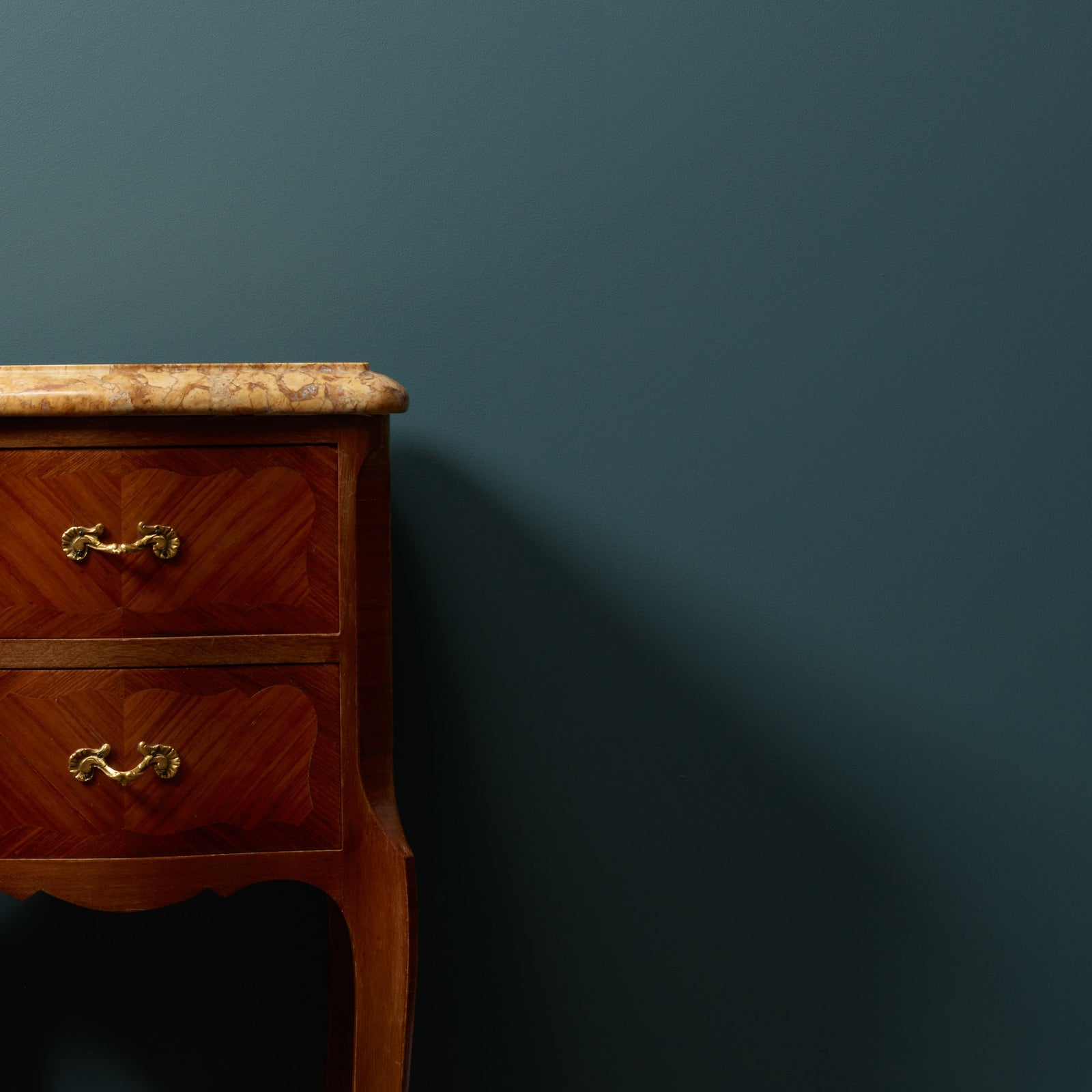 Petroolin sävyinen seinä ja ovi maali Jitterburg Frenchic.