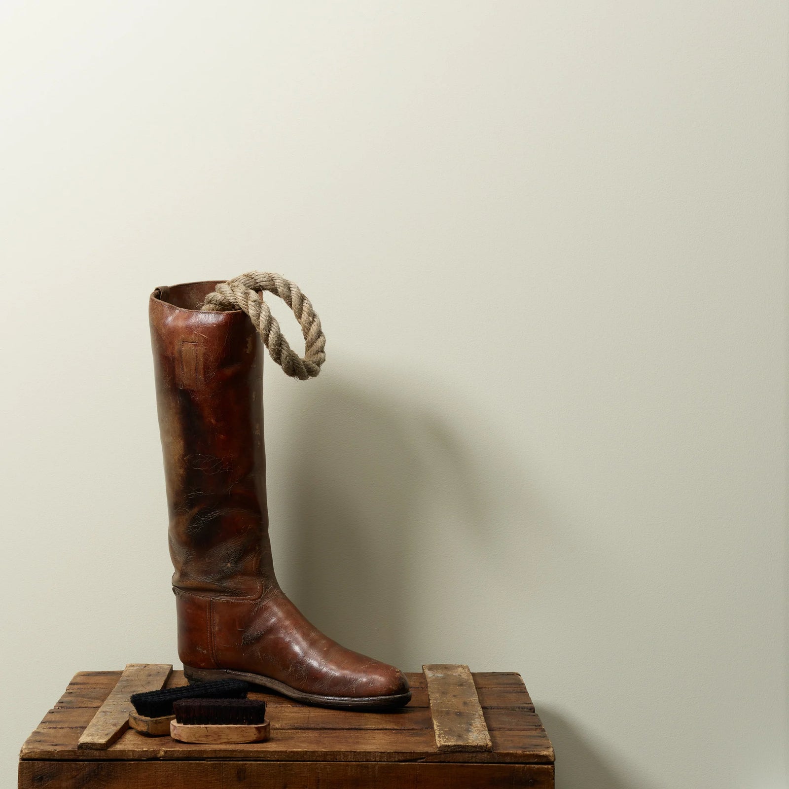 Luonnonvalkoinen Frenchic kalustemaali. 