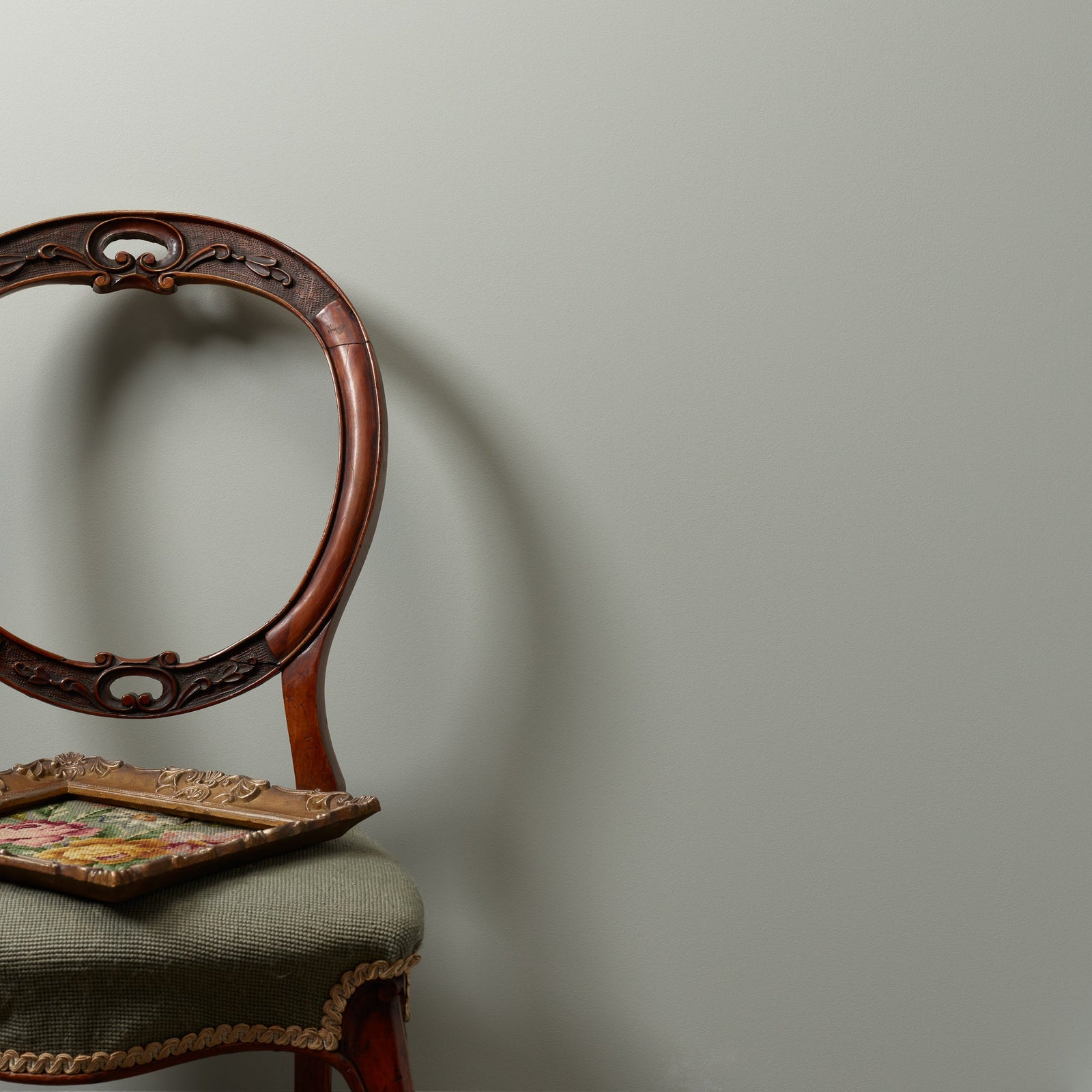 Keskiharmaa-seinämaali-Frenchic-sarjasta-Sush.