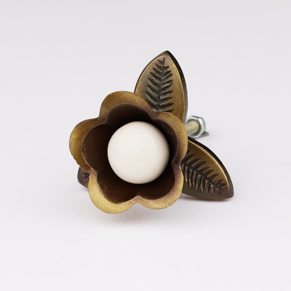 Kukka ja valkoinen sisus  - metallinen antiikkiviimeistely nuppi_maalikauppa_Frenchic.