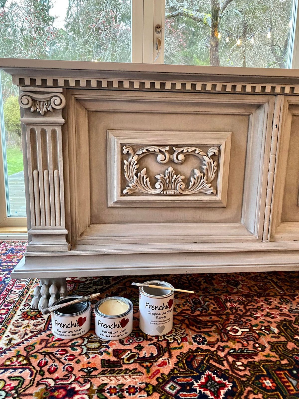 Frenchic kalustevahat ovat luonnonmukainen, mehiläisvahapohjainen puuvahasarja, joka on tarkoitettu huonekalujen viimeistelyyn, patinointiin ja puupintojen hoitoon. 