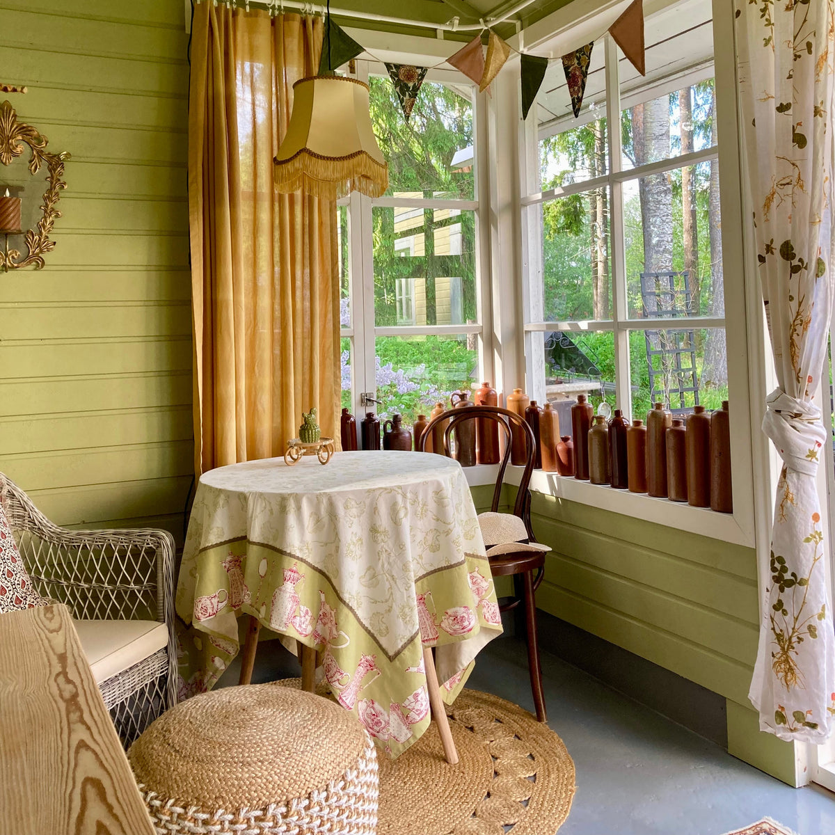 HUVIMAJAN SEINÄT MAALATTU VIHREÄKSI. 