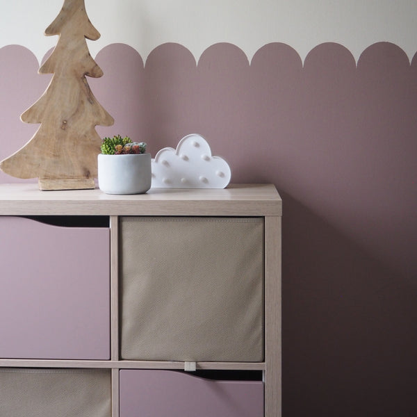 Ikea hyllyn maalaus onnistuu hyvin kestävillä Frenchic maaleilla. Kuvassa puuterinen vanha roosa sävy Last Dance. 
