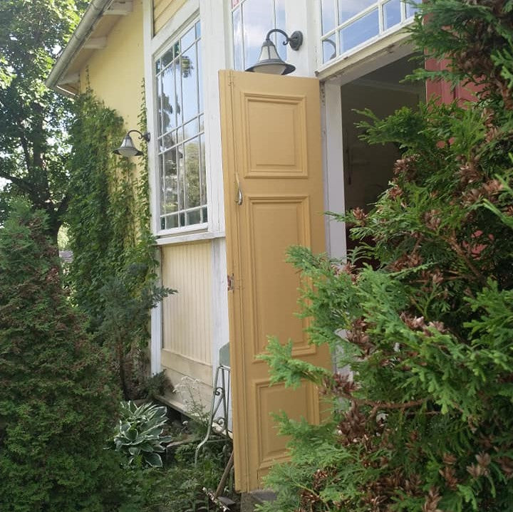 Keltaiseksi maalattu ulko-ovi Frenchic sarja. 