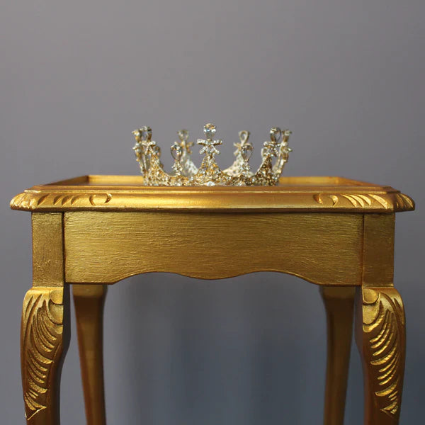 Frenchic sarjan Kings Gold Kultamaalilla maalattu pöytä.
