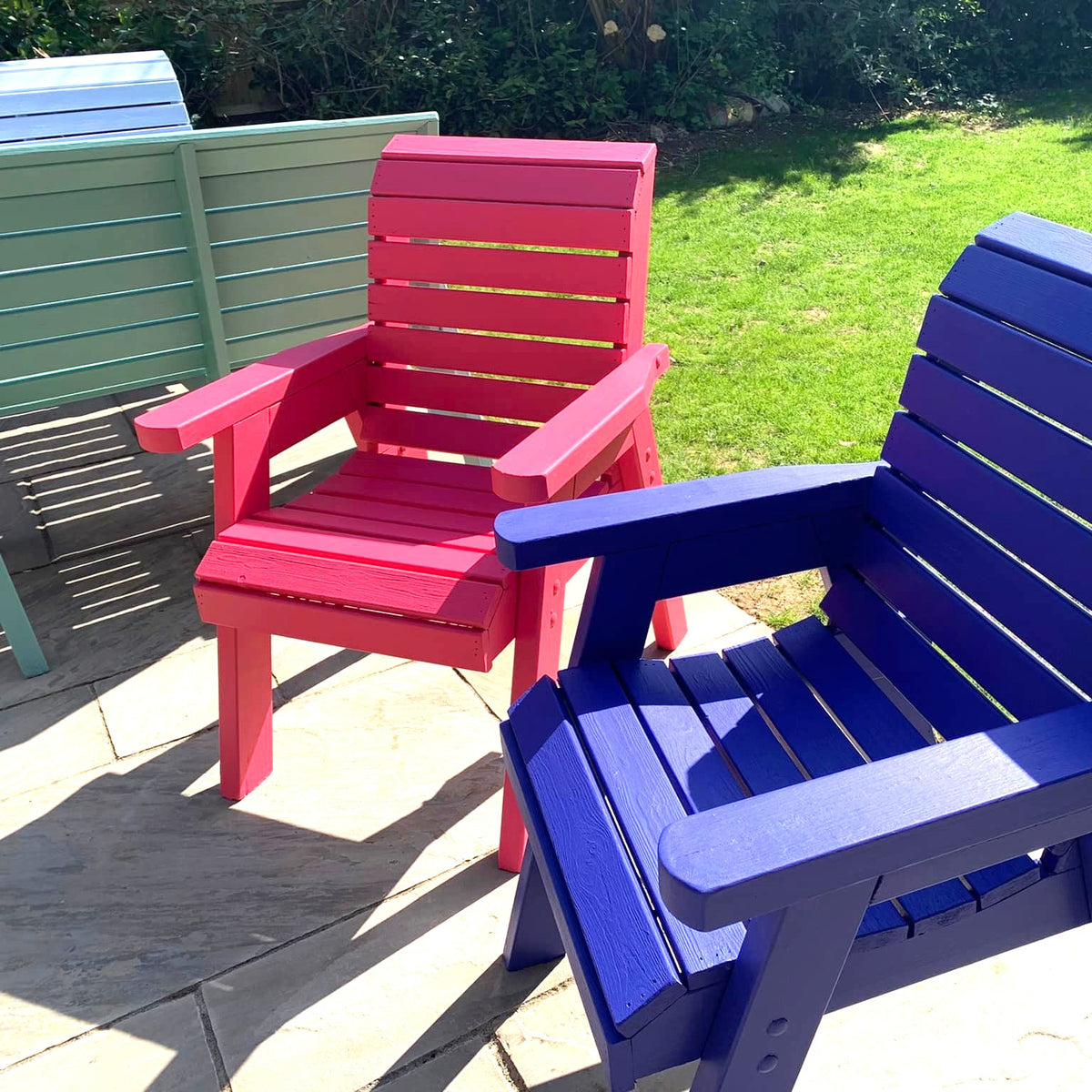 vadelman punainen maali sävy ulkokalusteille.