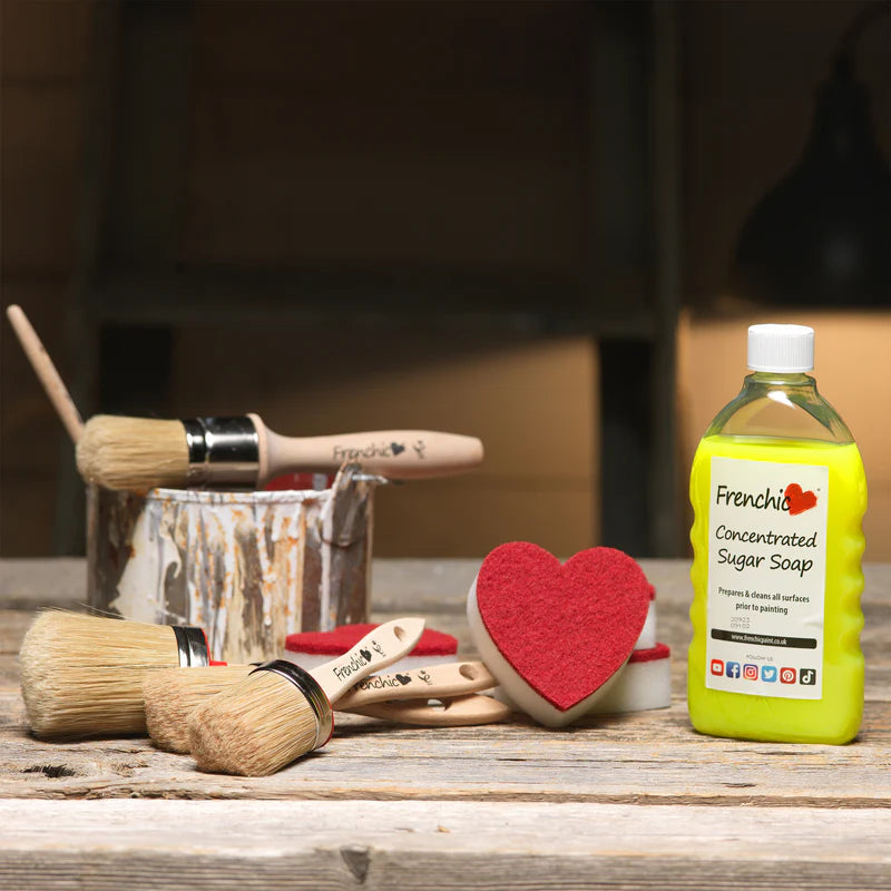 Frenchic maalausvälineet, Sugar soap ja siveltimet.