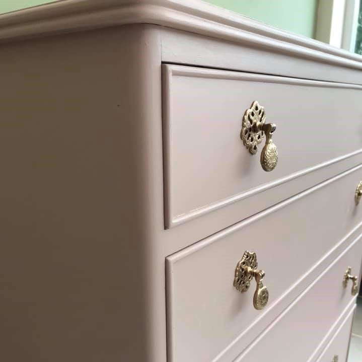 Nougat on kaunis neutraalin sävyinen, vaalea beige kalustemaali Lazy Range sarjasta. 