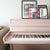 Vaaleanpunaiseksi maalattu Piano Frenchic Paint sarjan maaleilla. 