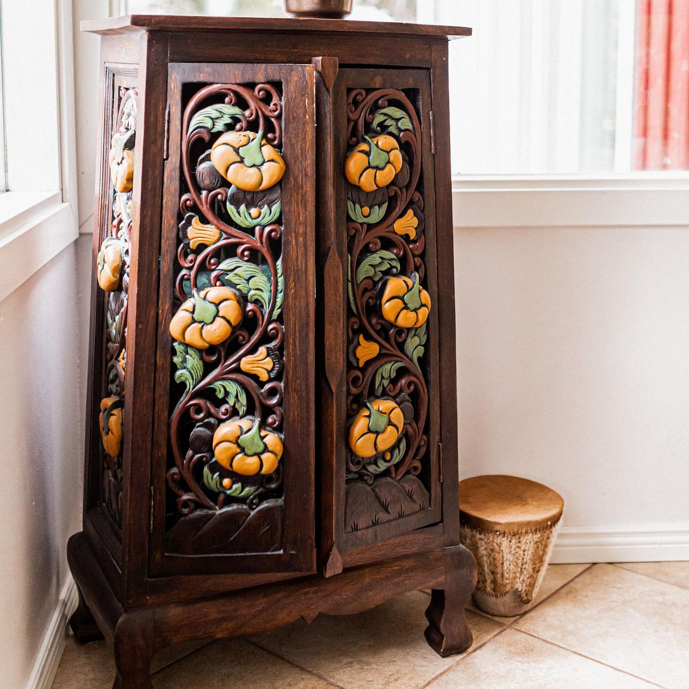 Oranssi_McFee_kalustemaalilla_maalattu_kaappi_Frenchic_sarja