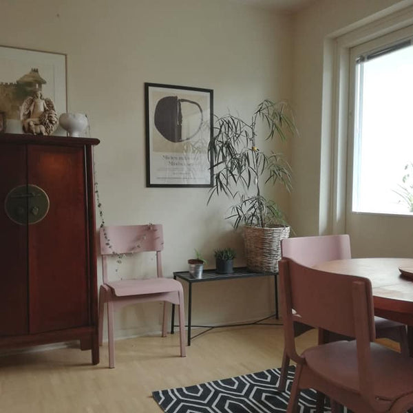 vanha valkoinen seinämaalisävy parchment frenchic maalikokoelmasta olohuoneen seinässä. 