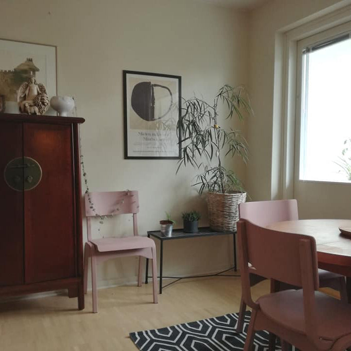 vanha valkoinen seinämaalisävy parchment frenchic maalikokoelmasta olohuoneen seinässä. 
