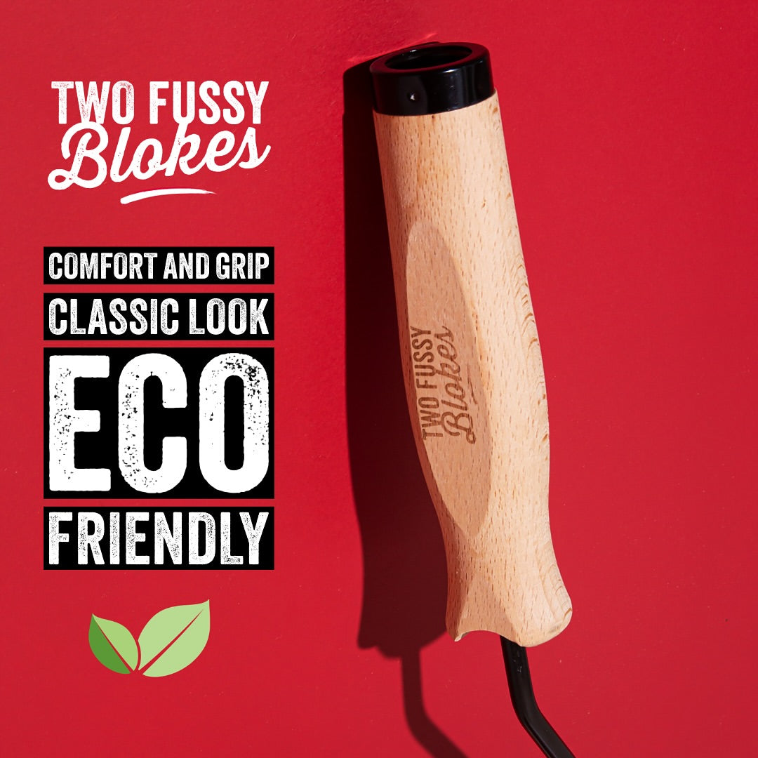 TFB Pistotelavarsi, jossa on tyylikäs puinen kahva, joka on muotoiltu optimaalista mukavuutta ajatellen.  Ei muovia, vaan kestävämpää ja ympäristöystävällisempää - mustaksi viimeistelty metallirunko. Universaali koko. 

Two Fussy Blokes'n Mini Rolleri on  valmistettu ja testattu tiukkojen standardien mukaisesti,  se pyörii pehmeästi ja esteettömästi ja tekee maalaamisesta  miellyttävää, nopeaa ja helppoa. 