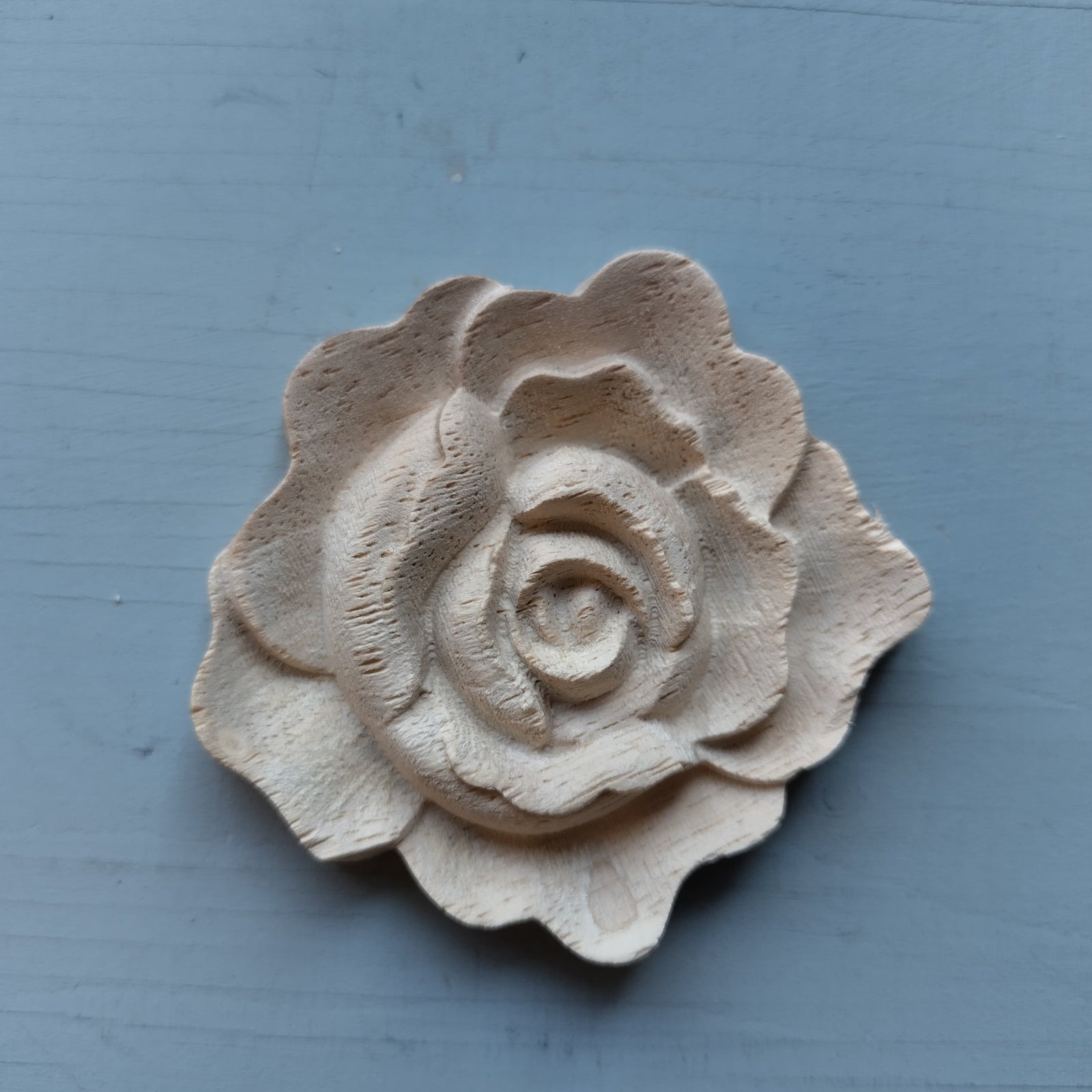 Puinen koriste ruusu. 