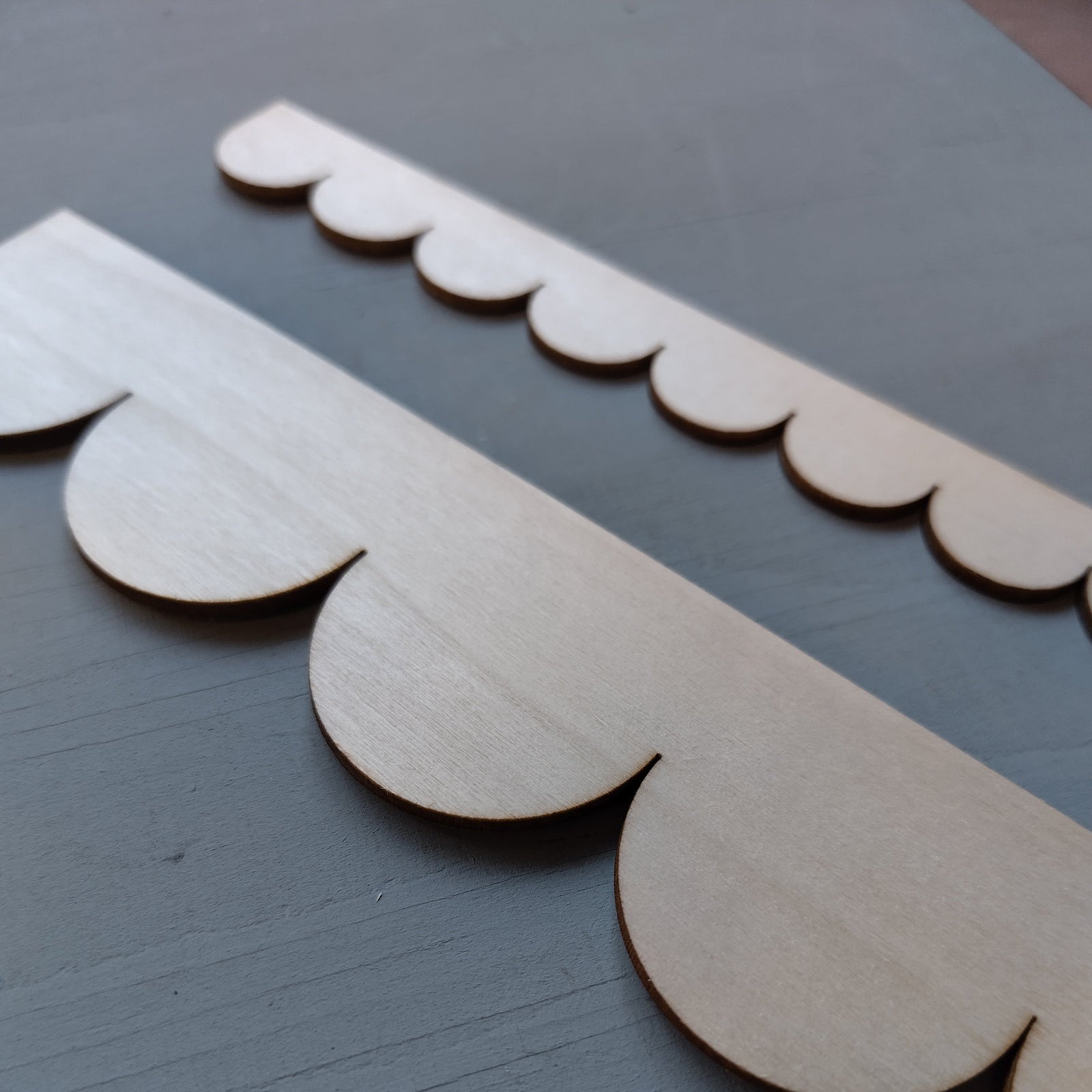 Puinen koristelista piparkakku.