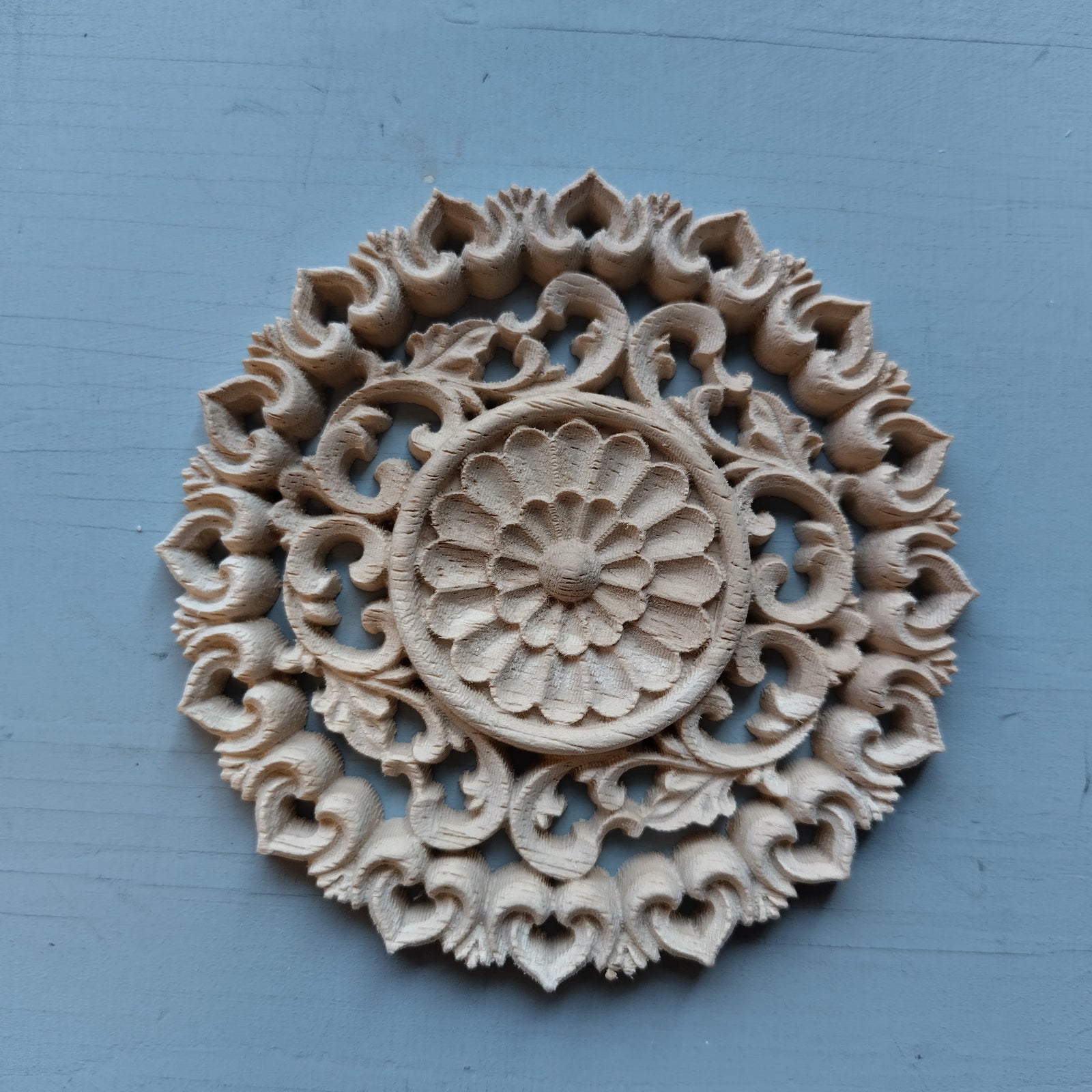 Puinen mandala koriste. 